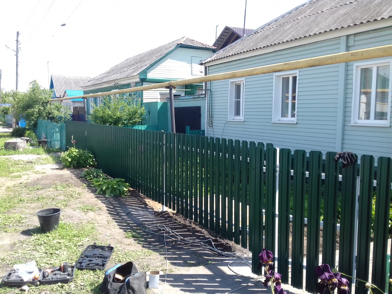 Комбинированный забор 25м штакетник и профлист, ворота, калитка фото в Сургуте