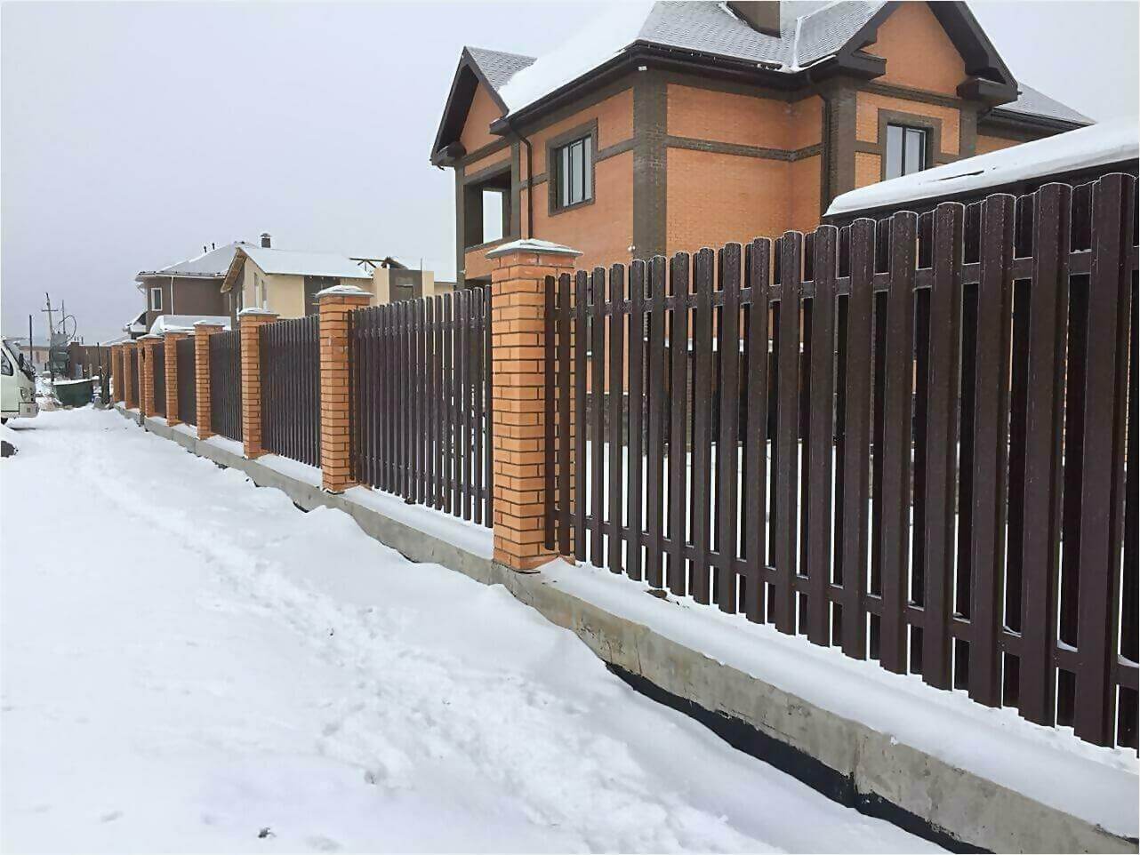 Забор из штакетника 95м фото1 в Сургуте