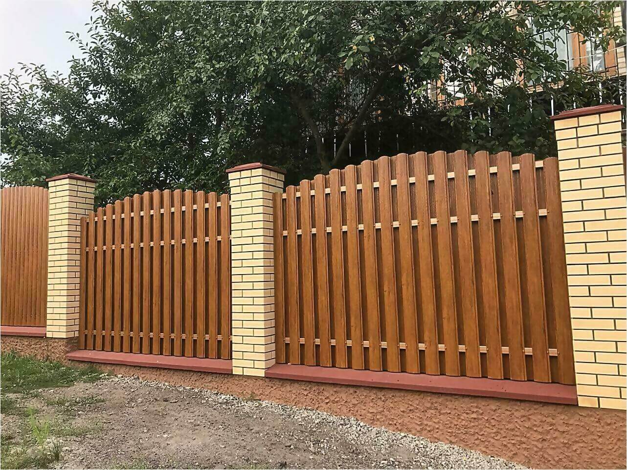забор из штакетника 80м орех фото1 в Сургуте