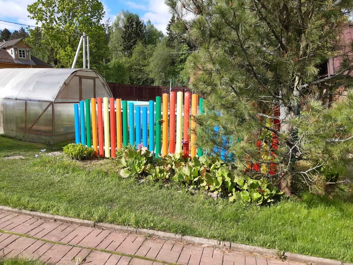 забор из разноцветного штакетника односторонний фото1 в Сургуте