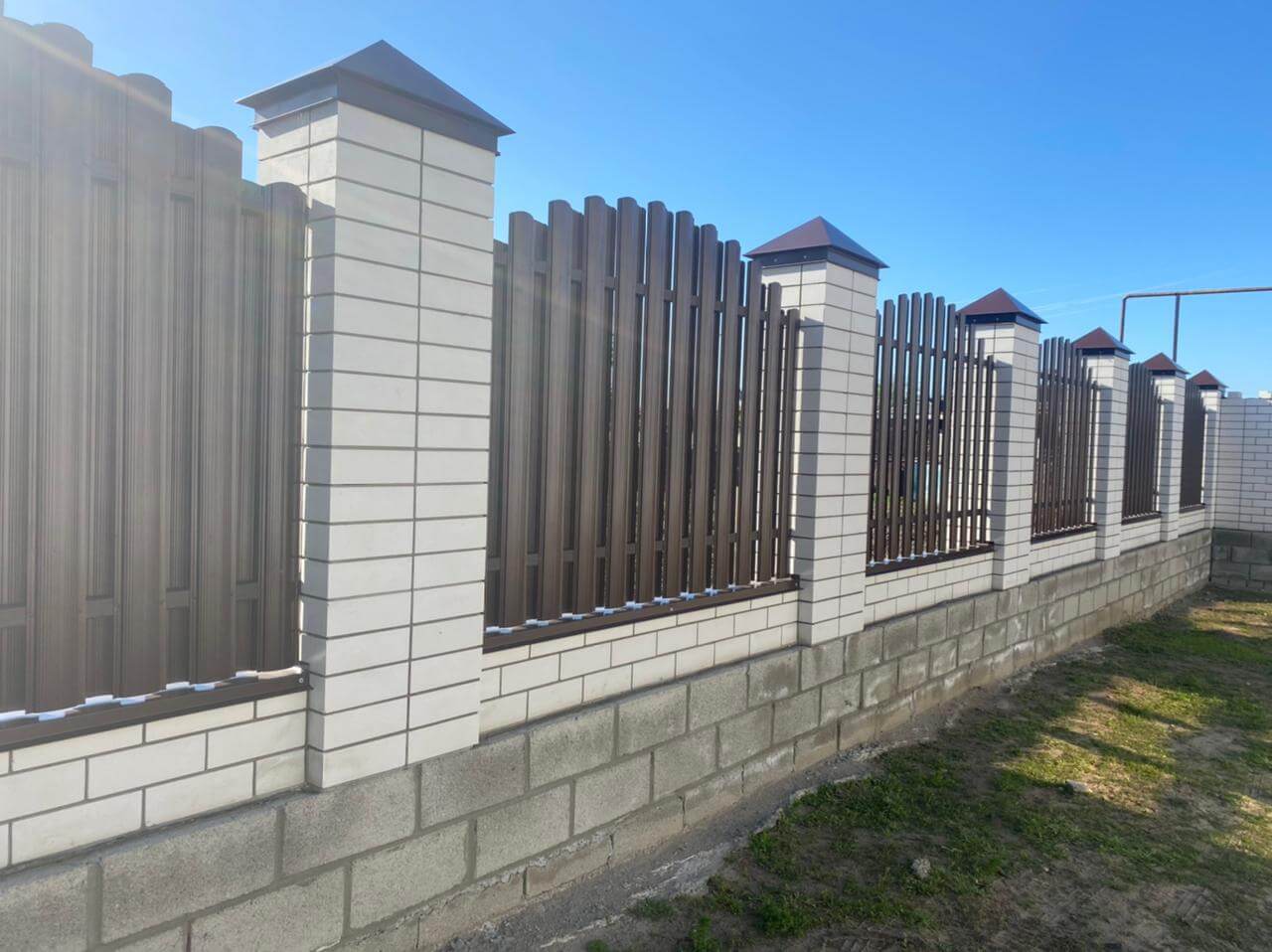 zabor-iz-shtaketnika-ral8017-shokolad-foto1 в Сургуте