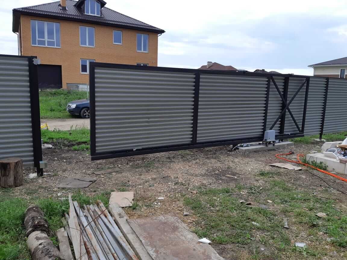 zabor-zhalyuzi-ral8019-temnyy-shokolad-foto4 в Сургуте