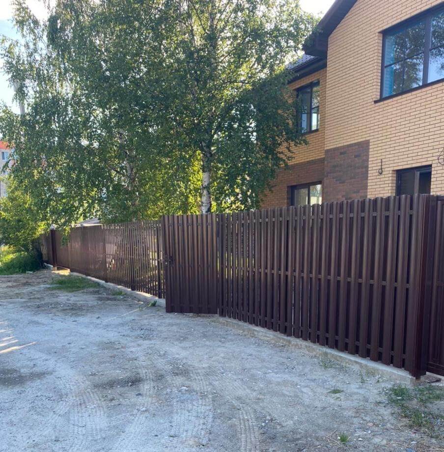 забор из штакетника шоколад фото1 в Сургуте