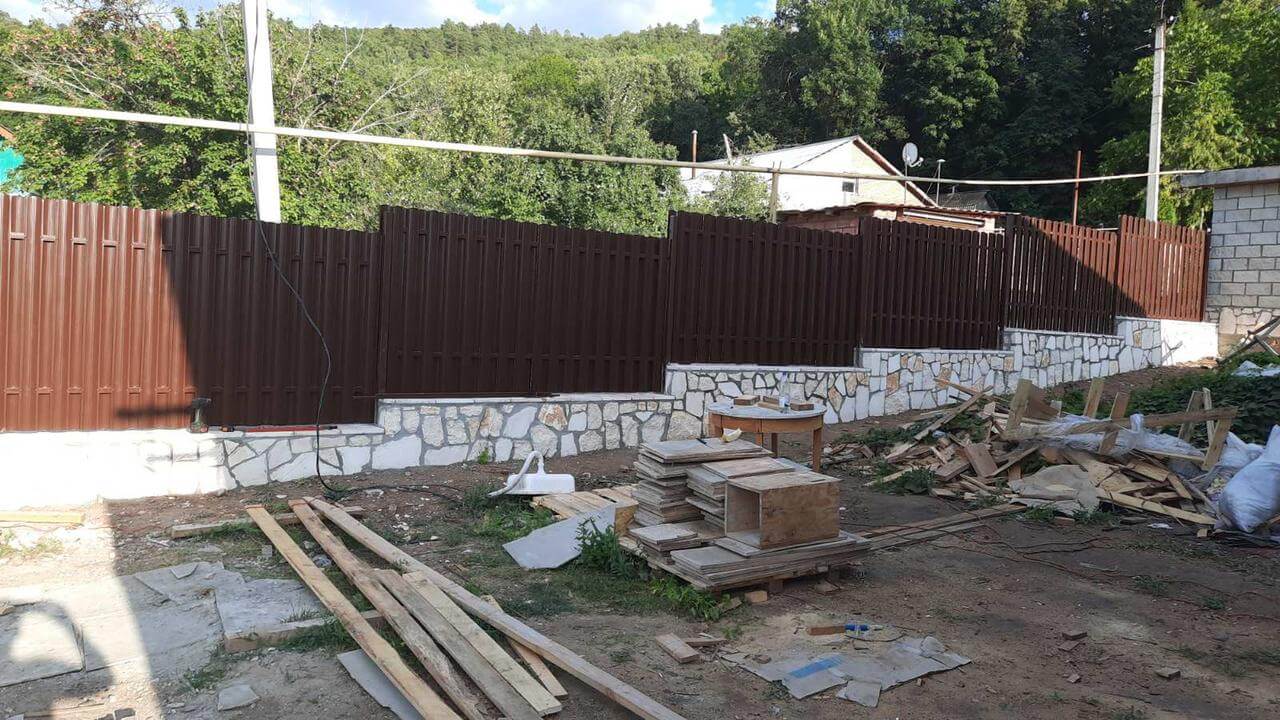забор из штакетника шоколад двухсторонний фото1 в Сургуте