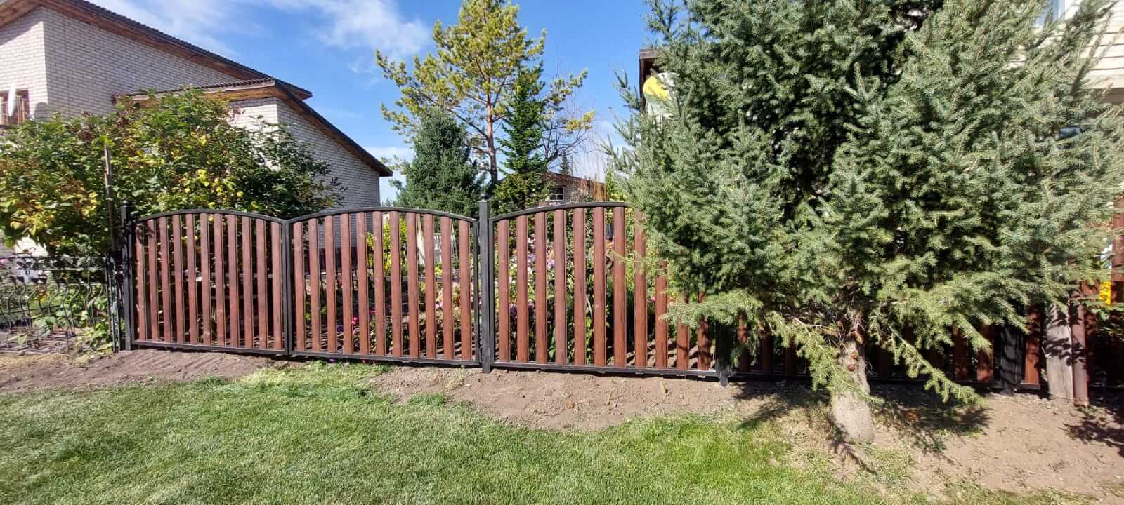 забор из штакетника каштан красный фото4 в Сургуте