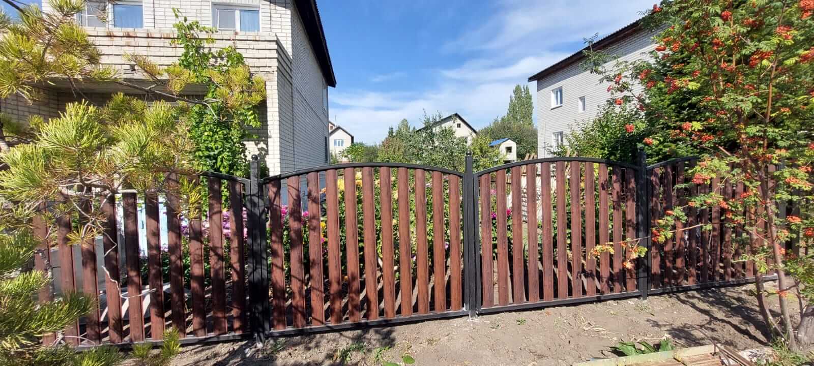 забор из штакетника каштан красный фото2 в Сургуте
