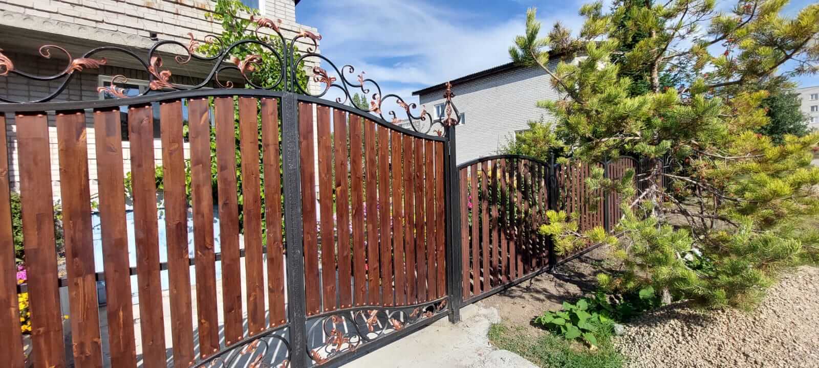 забор из штакетника каштан красный фото1 в Сургуте