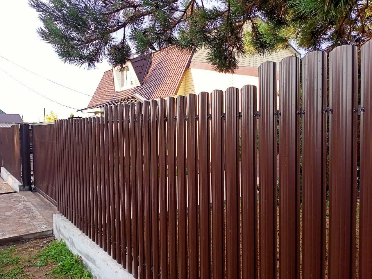 забор из штакетника шоколад фото1 в Сургуте