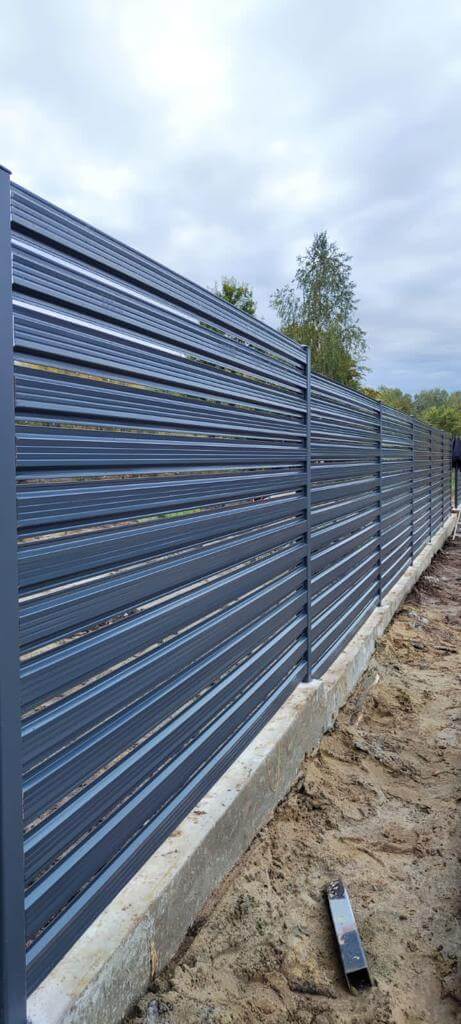 забор из штакетника ral7024/7024 серый графит двусторонний фото10 в Сургуте