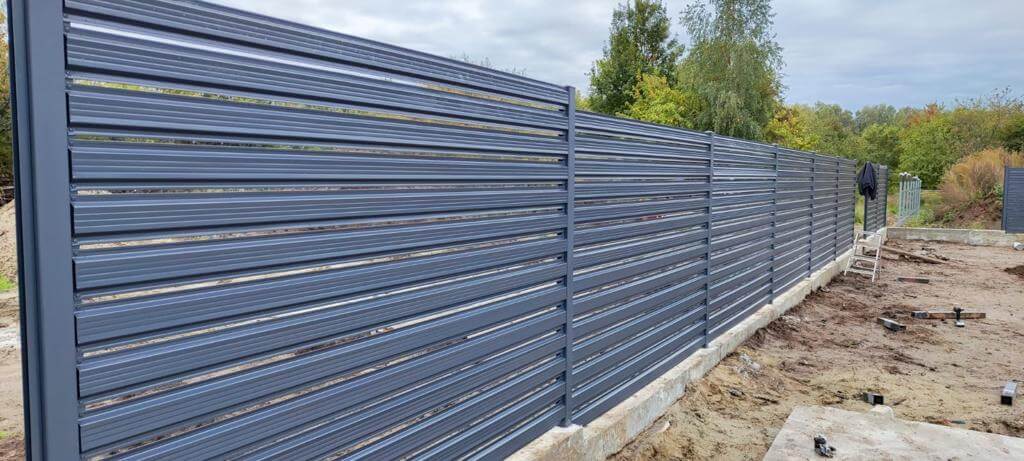 забор из штакетника ral7024/7024 серый графит двусторонний фото8 в Сургуте