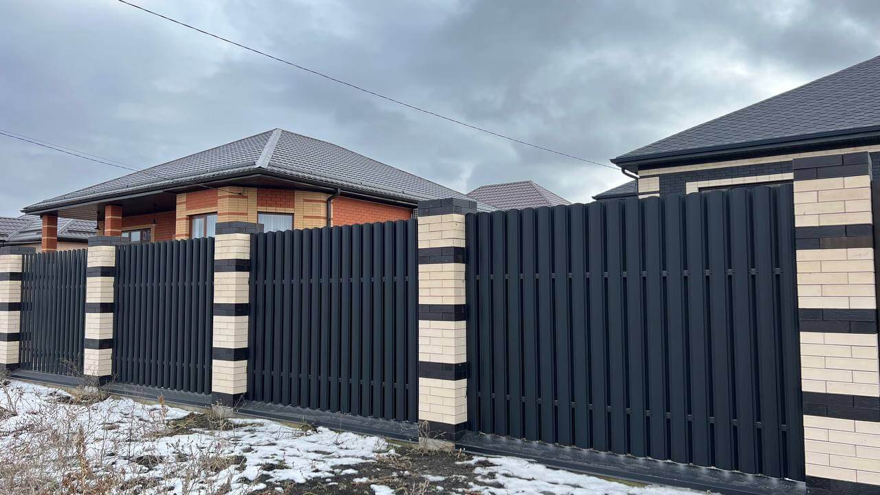 Забор из металлического штакетника RAL9005 Черный МАТТЕ в Сургуте