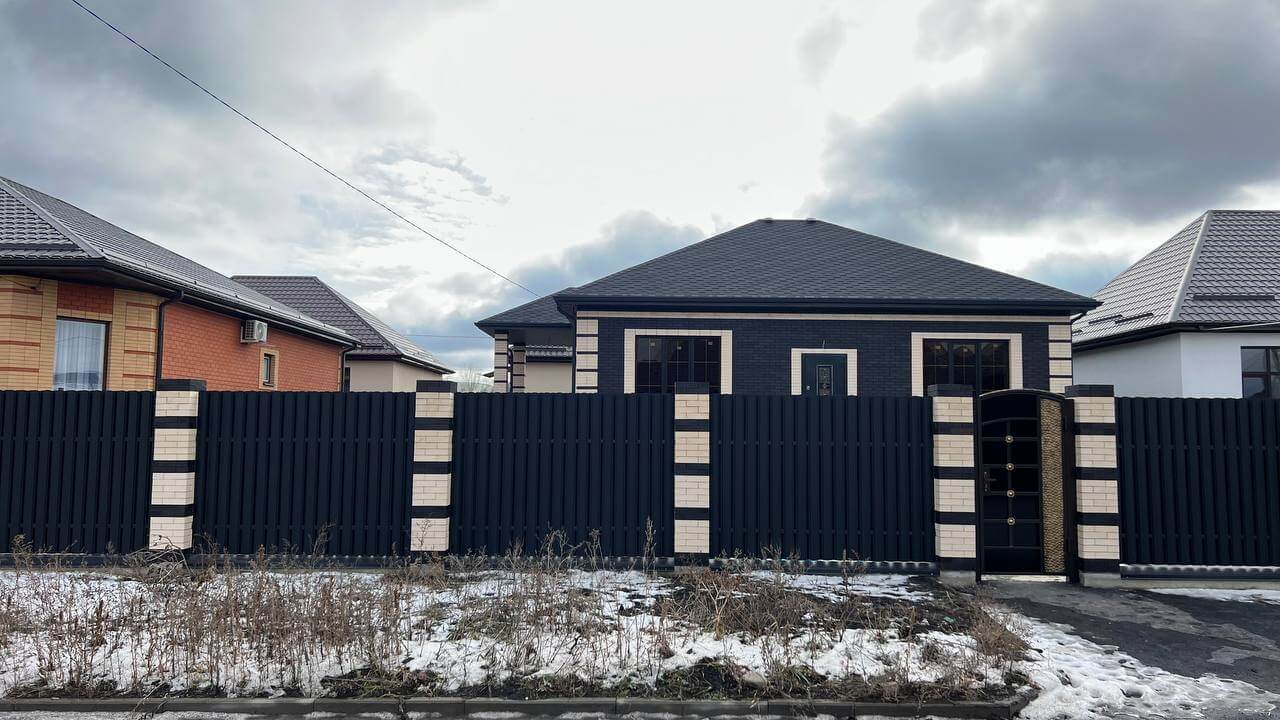 Забор из металлического штакетника RAL9005 Черный МАТТЕ фото 3 в Сургуте
