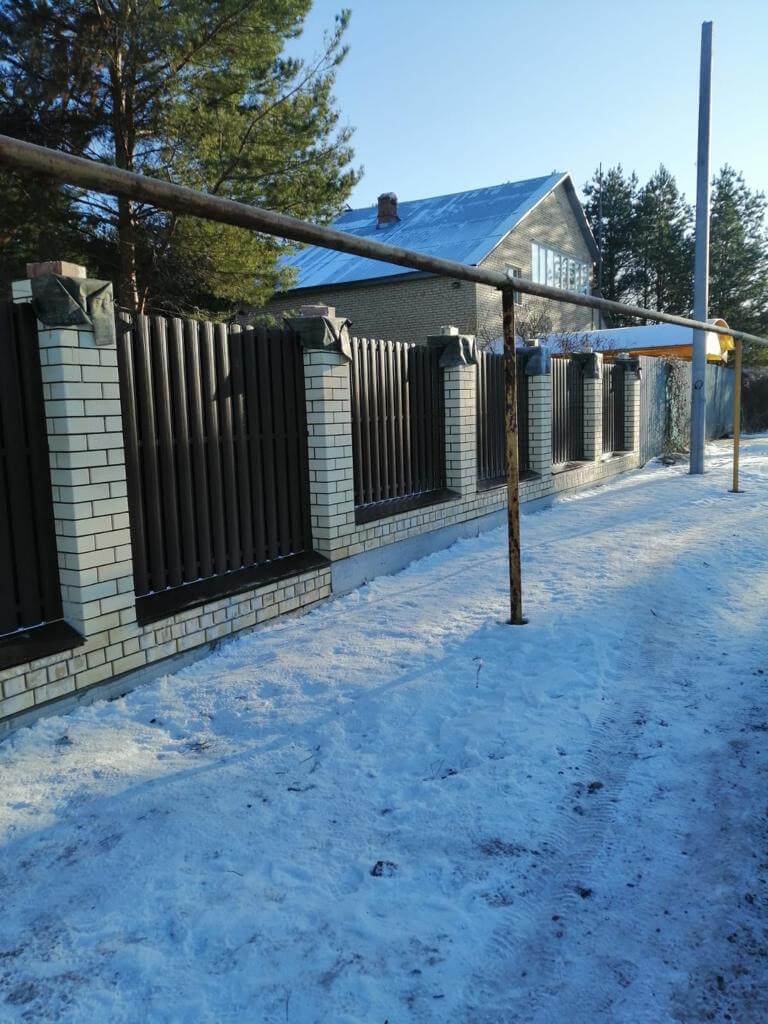 Забор из штакетника RAL8017 Шоколад в Сургуте