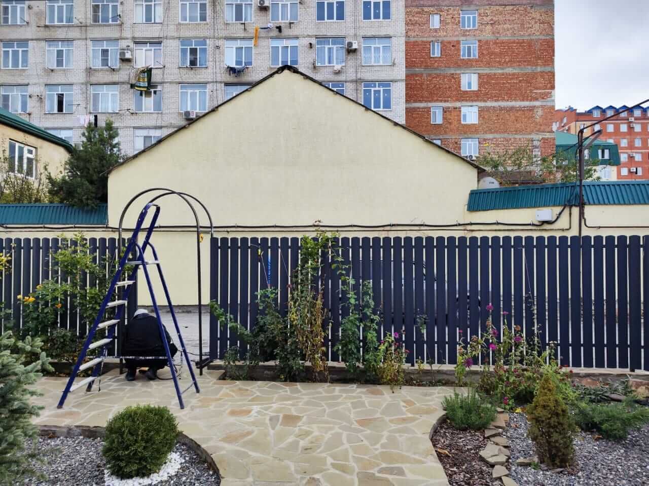 Забор из металлоштакетника RAL7024/7024 Серый Графит двусторонний матовый фото 4 в Сургуте