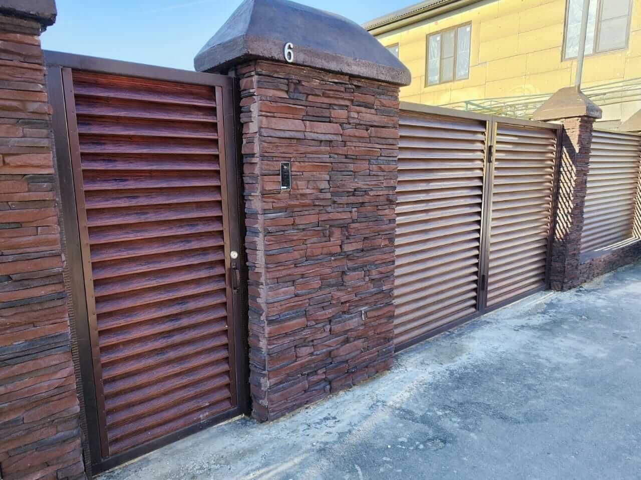 Забор с ламелями Еврожалюзи 43м Красный Каштан Printech в Сургуте