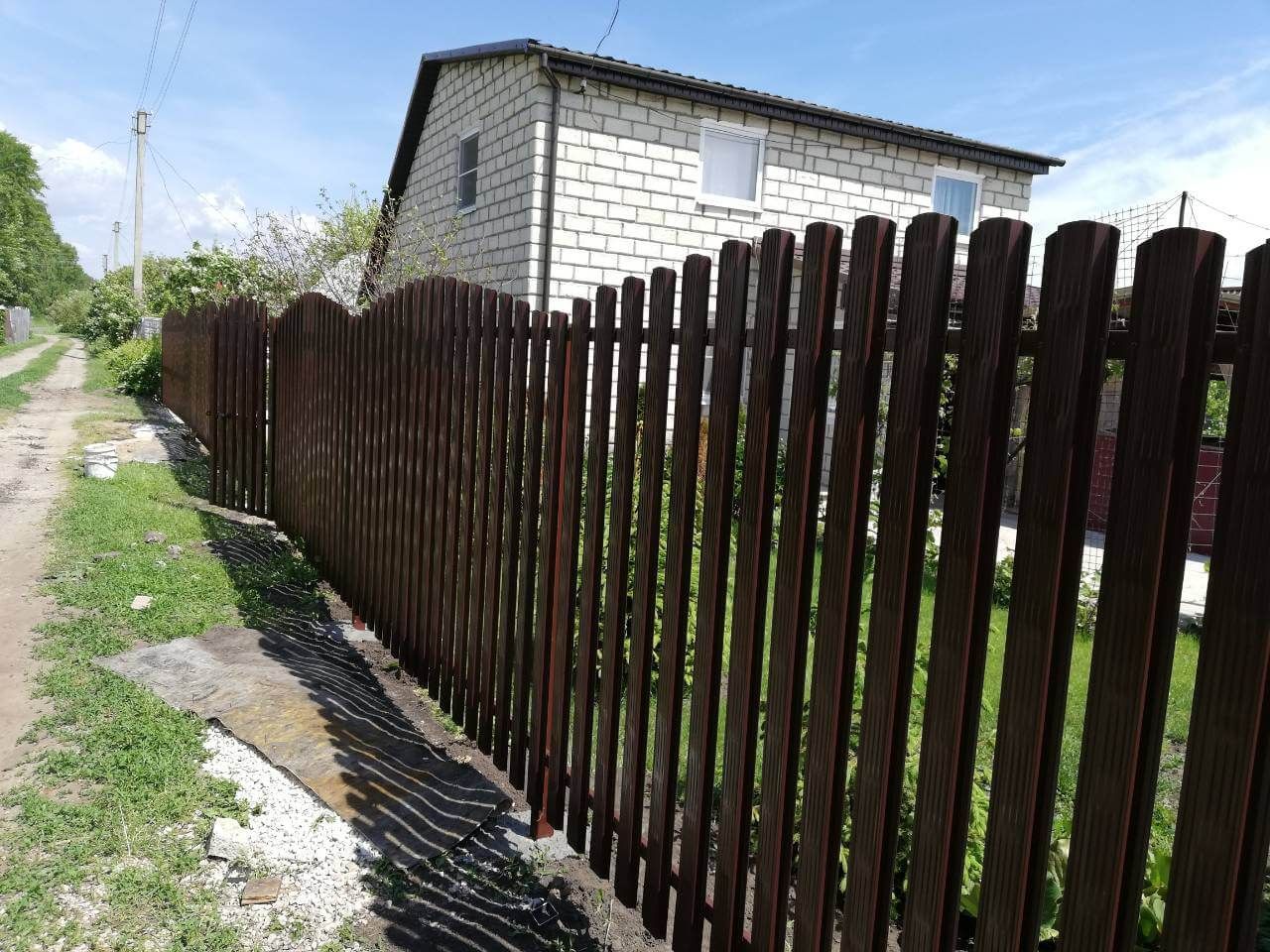 Забор из евроштакетника Плетенка 19м RAL8017 Шоколад в Сургуте