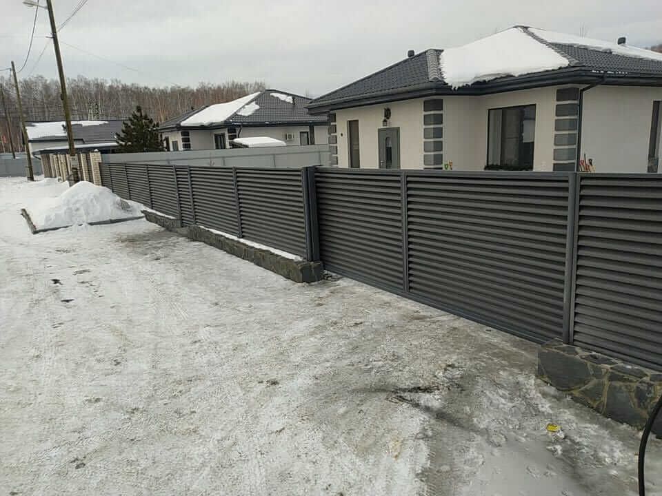 Забор-жалюзи с входной группой 26м RAL7024 Серый Графит МАТТЕ фото 1 в Сургуте