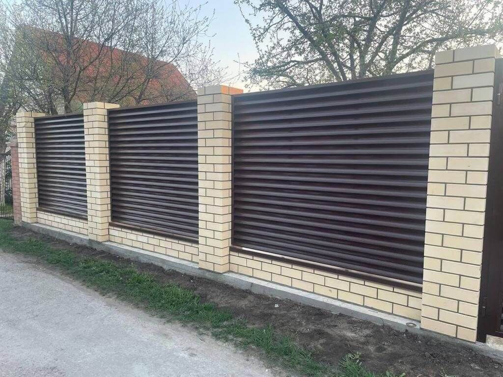 Забор c ламелями Еврожалюзи 23м RAL8017/8017 Шоколад 2-х сторонний фото 3 в Сургуте