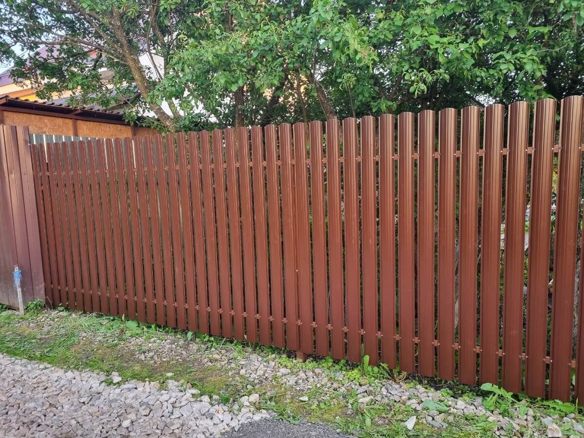 Забор из полукруглого штакетника 16м RAL8017/RAL8017 Шоколад 2-х сторонний в Сургуте