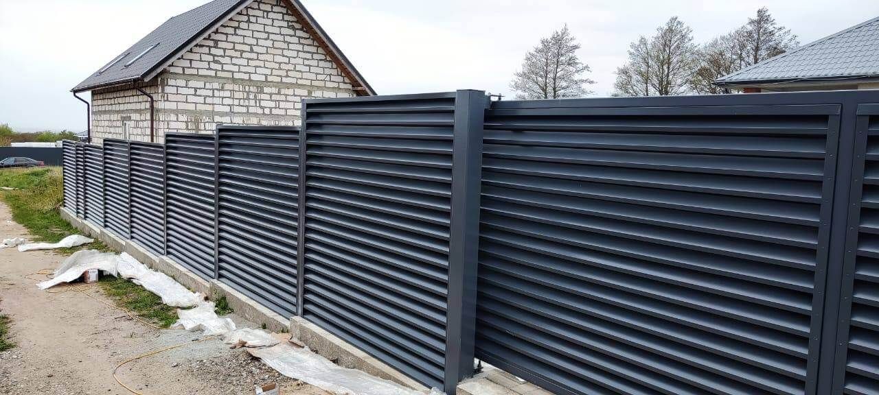 Забор-жалюзи из ламелей ЭКО-Z 24м RAL7024 Серый Графит в Сургуте