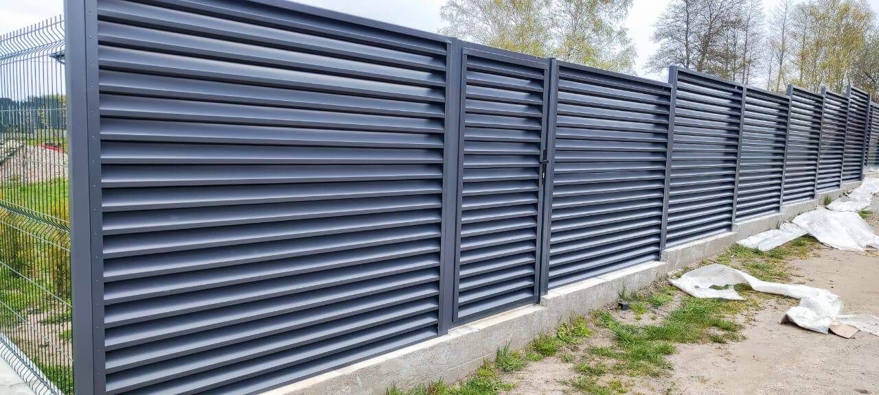 Забор-жалюзи из ламелей ЭКО-Z 24м RAL7024 Серый Графит фото 2 в Сургуте