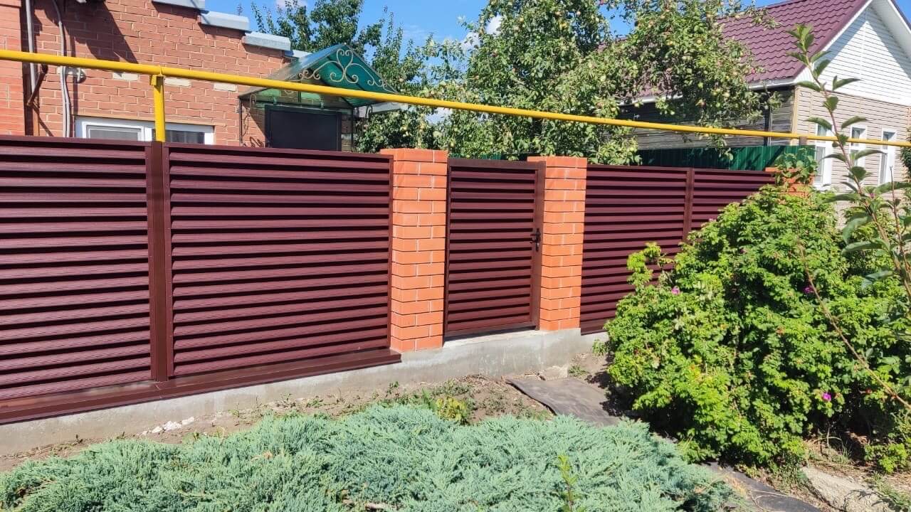 Забор-жалюзи из ламелей Еврожалюзи 20м RAL8017 Шоколад в Сургуте
