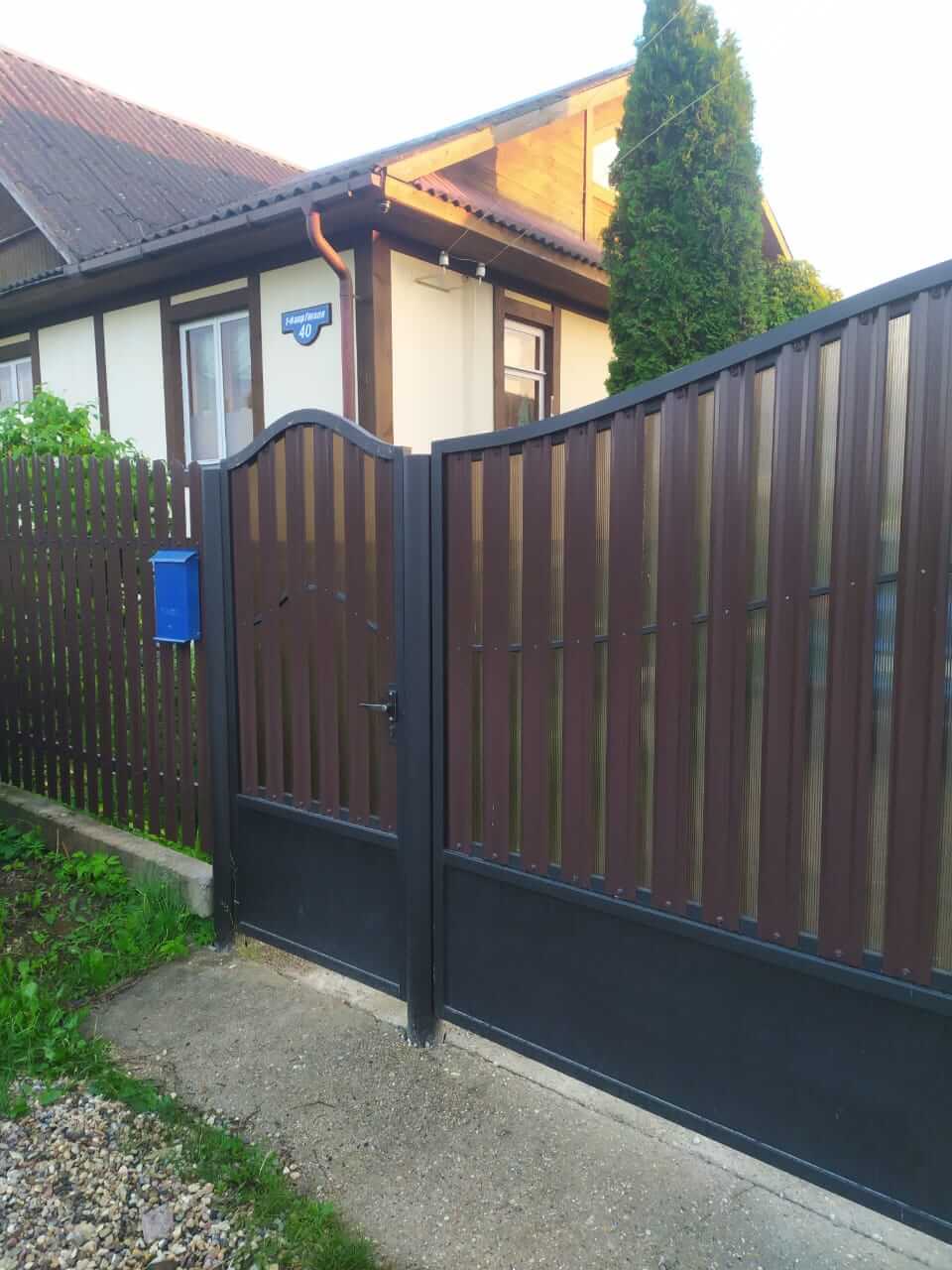 Забор из штакетника ЭКО-М 16м RAL8017 полиэфирная эмаль фото 1 в Сургуте