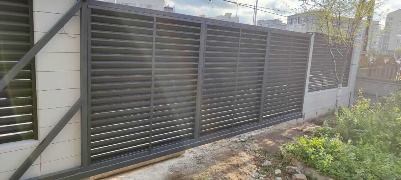 Забор-жалюзи из ламелей ЭКО-Z 17м RAL7024 Серый Графит фото 8 в Сургуте