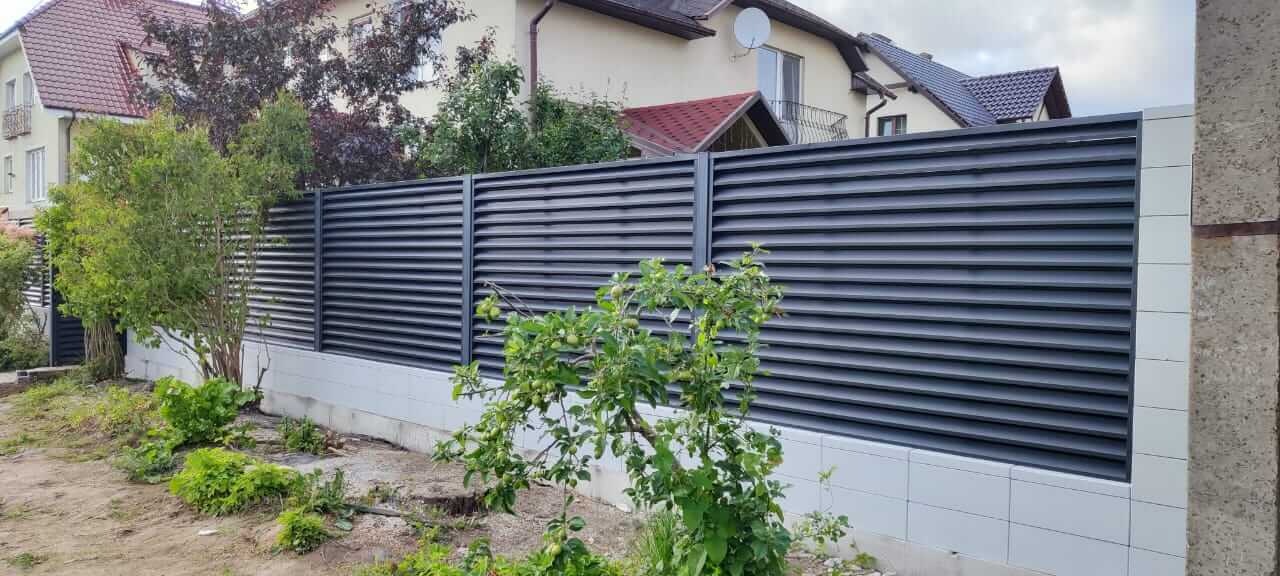 Забор-жалюзи из ламелей ЭКО-Z 17м RAL7024 Серый Графит фото 6 в Сургуте