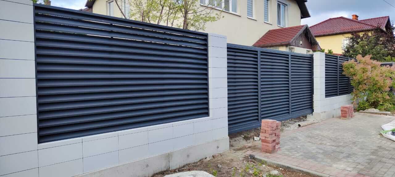 Забор-жалюзи из ламелей ЭКО-Z 17м RAL7024 Серый Графит фото 2 в Сургуте