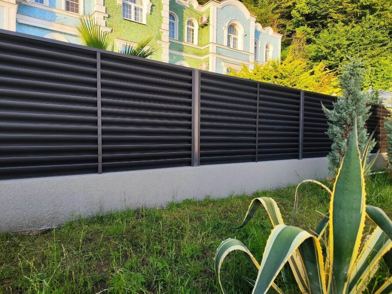 Забор-жалюзи из ламелей еврожалюзи 24м RAL7024 Серый Графит фото 5 в Сургуте