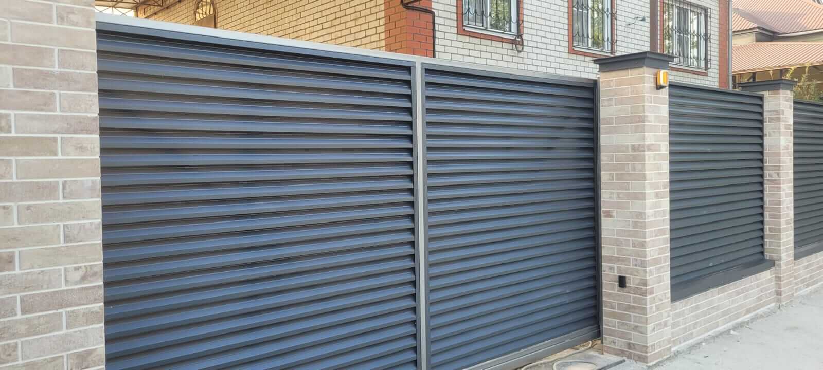 Забор-жалюзи с ламелями ЭКО-Z US усиленные 20м RAL7024/7024 Серый Графит двусторонний МАТТЕ фото 9 в Сургуте