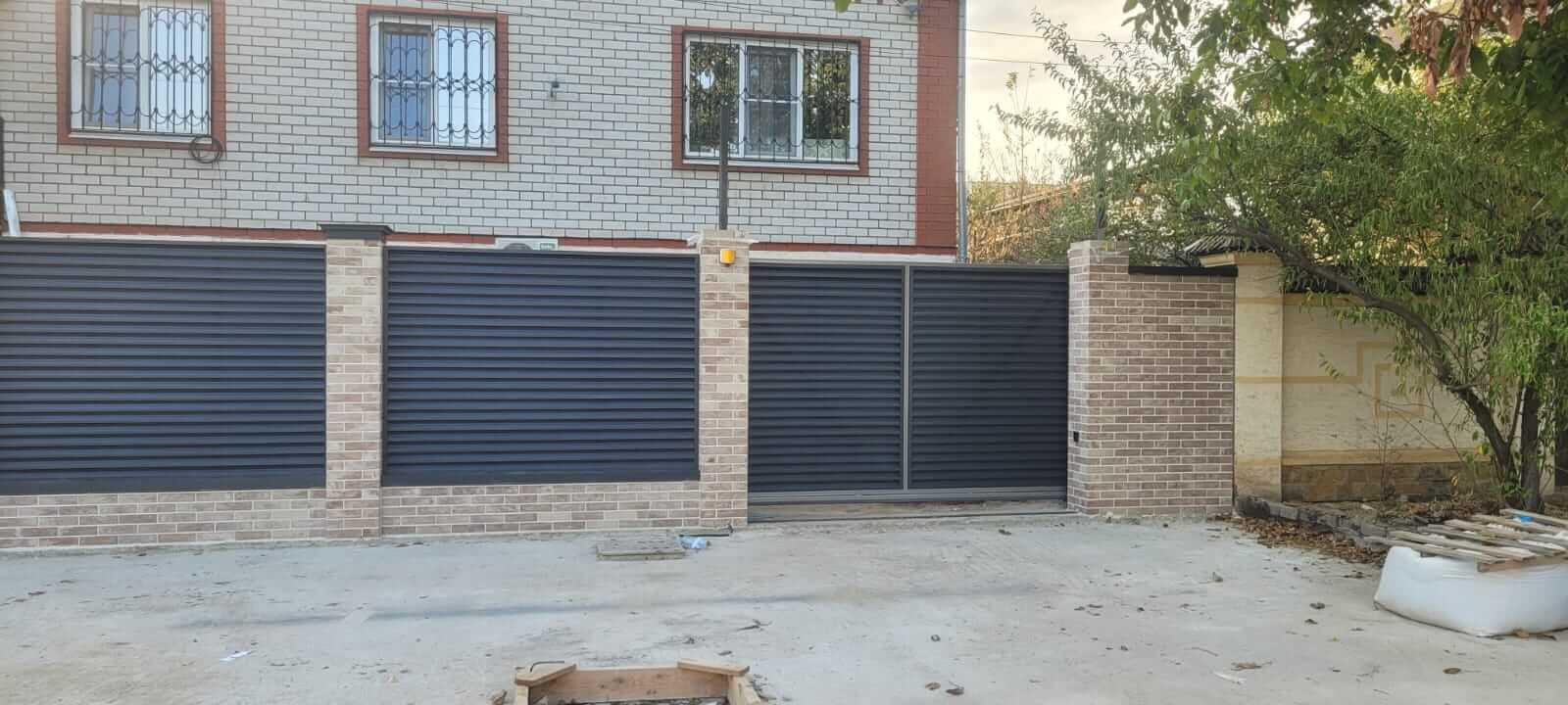 Забор-жалюзи с ламелями ЭКО-Z US усиленные 20м RAL7024/7024 Серый Графит двусторонний МАТТЕ фото 2 в Сургуте