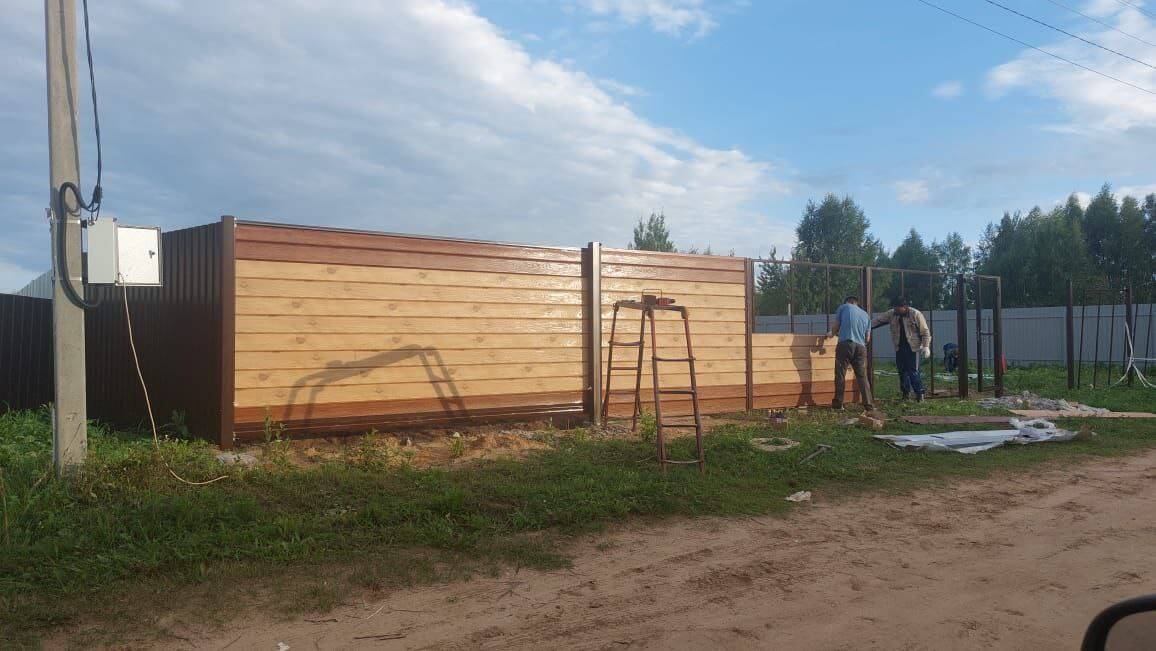 Забор из металлосайдинга Евро-Брус 34м Клен Светлый (SteelArt) + Темное Дерево (Printech) фото 1 в Сургуте