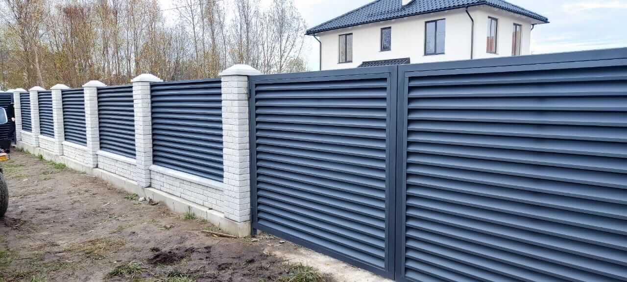 Забор-жалюзи из ламелей ЭКО-Z 32м RAL7024 Серый Графит МАТТЕ фото 5 в Сургуте