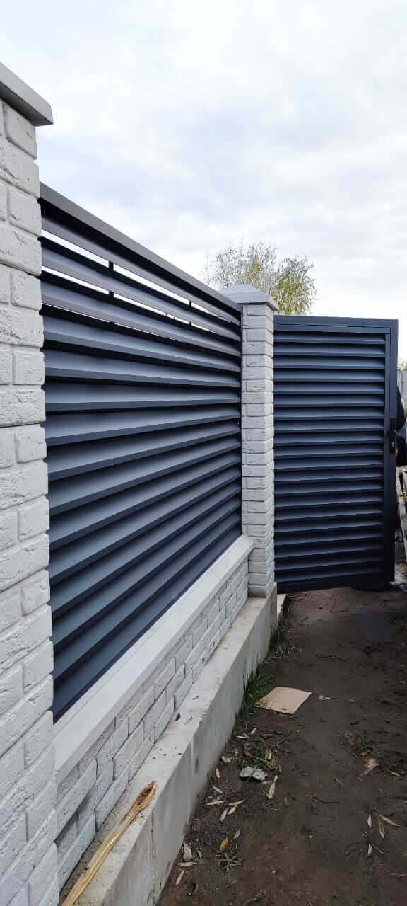 Забор-жалюзи из ламелей ЭКО-Z 32м RAL7024 Серый Графит МАТТЕ фото 4 в Сургуте