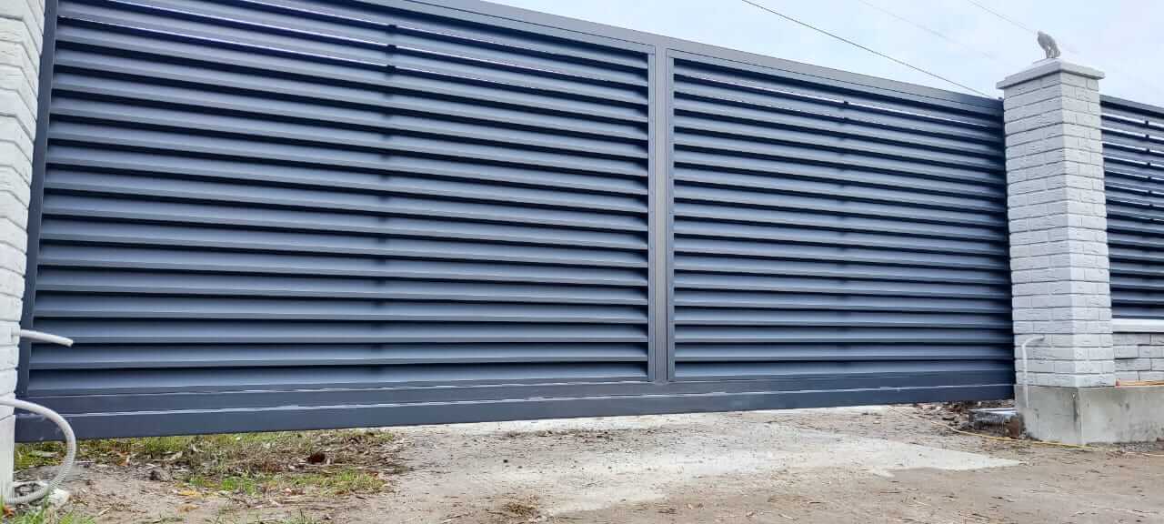 Забор-жалюзи из ламелей ЭКО-Z 32м RAL7024 Серый Графит МАТТЕ фото 3 в Сургуте