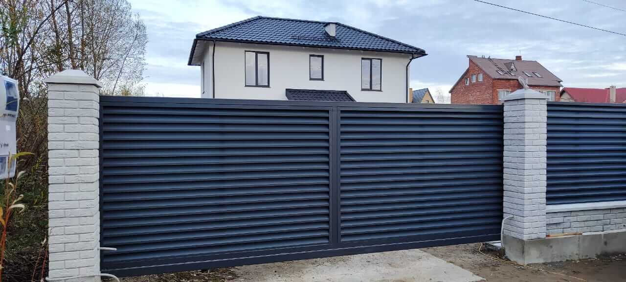 Забор-жалюзи из ламелей ЭКО-Z 32м RAL7024 Серый Графит МАТТЕ фото 2 в Сургуте