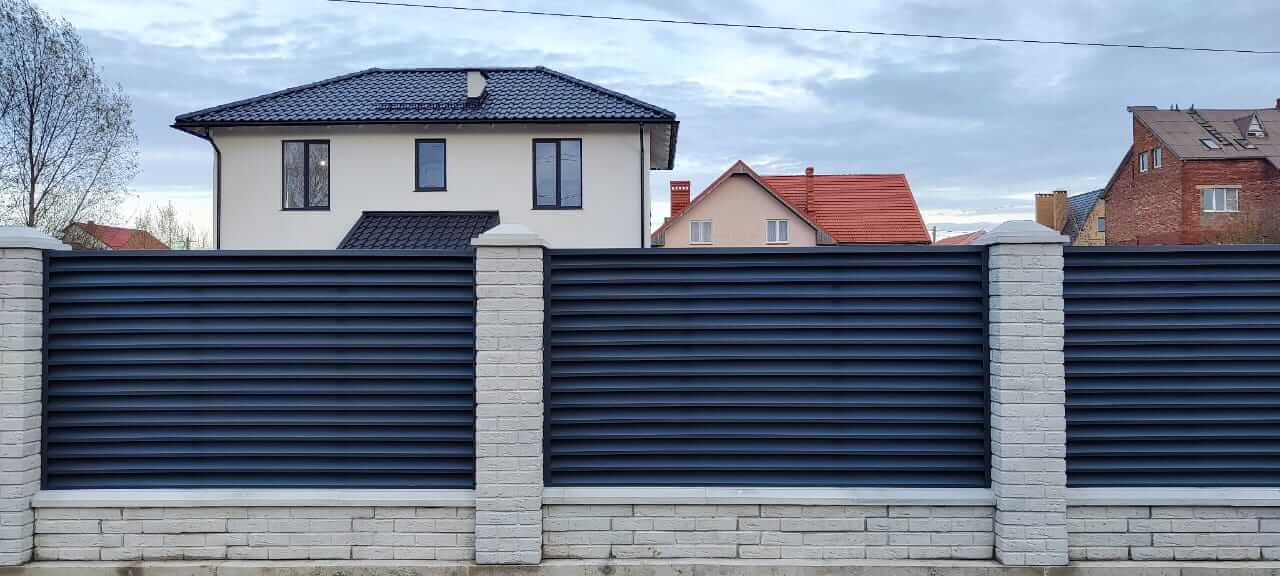 Забор-жалюзи из ламелей ЭКО-Z 32м RAL7024 Серый Графит МАТТЕ в Сургуте