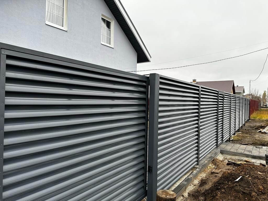 Забор-жалюзи из ламелей Еврожалюзи 28м RAL7024/7024 Серый Графит двусторонний фото 4 в Сургуте