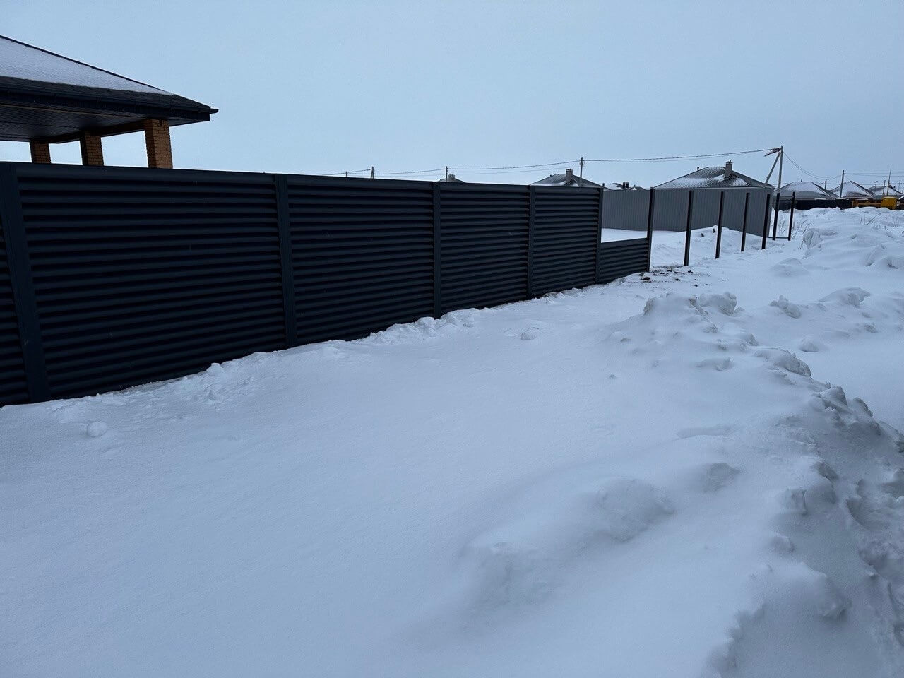 Забор-жалюзи из ламелей еврожалюзи 57м RAL7024 Серый Графит МАТТЕ фото 6 в Сургуте