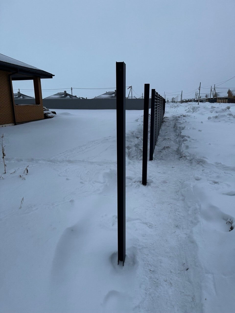 Забор-жалюзи из ламелей еврожалюзи 57м RAL7024 Серый Графит МАТТЕ фото 5 в Сургуте