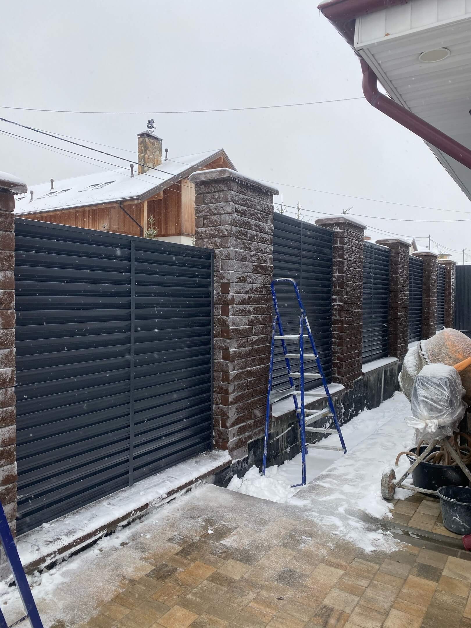 Забор-жалюзи из ламелей ЭКО-Z 44м RAL7024/7024 Серый Графит двусторонний фото 3 в Сургуте
