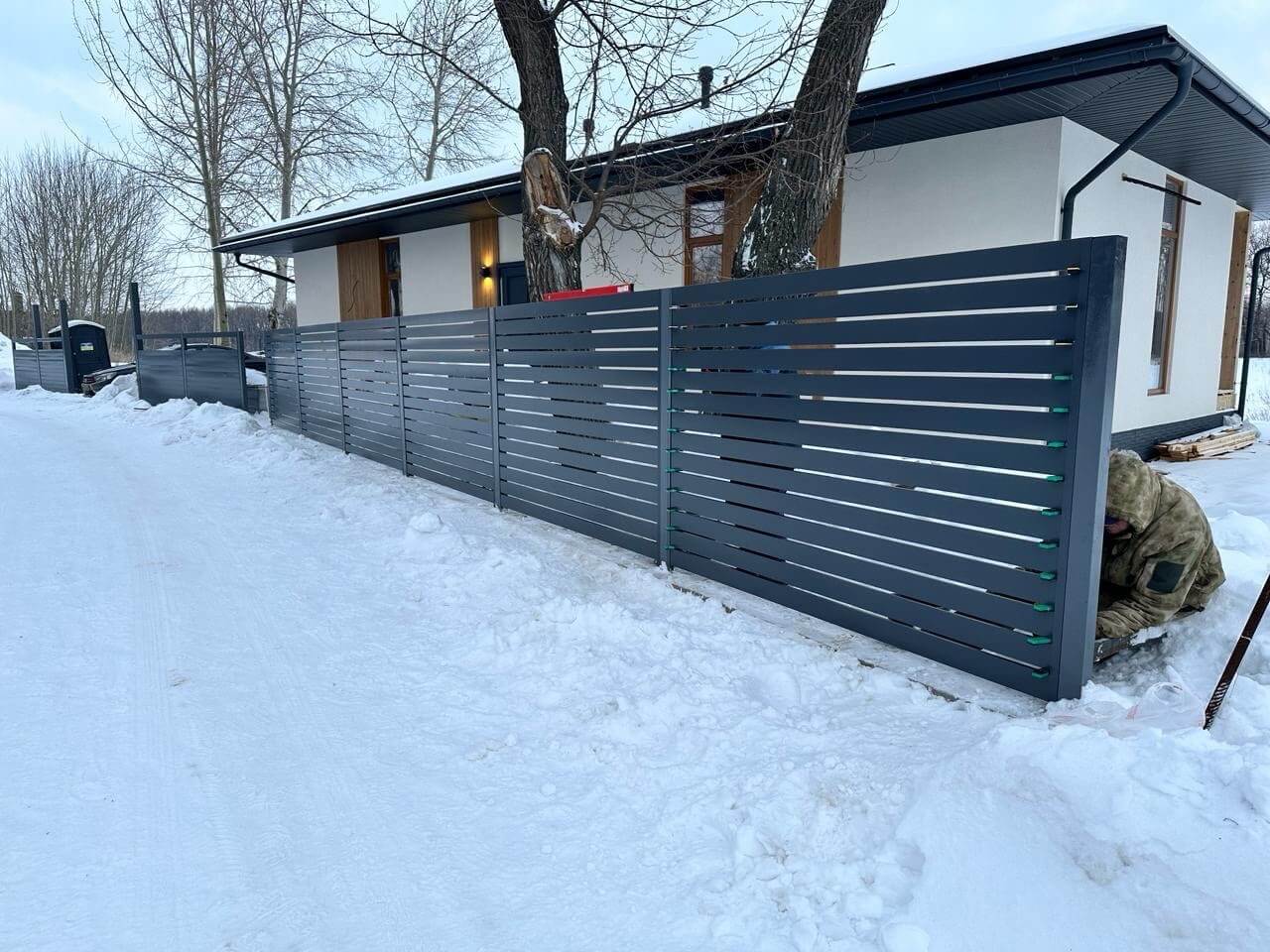 Забор-ранчо из металлопланкена 37м RAL7024 Серый Графит фото 3 в Сургуте