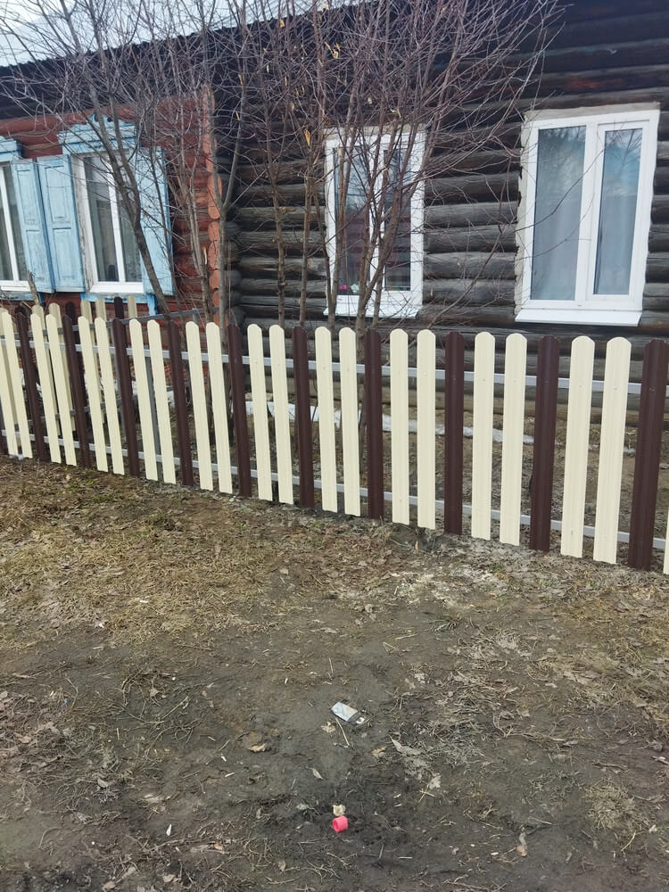 Забор из штакетника ЭКО-М 12м RAL1015/1015 Слоновая Кость двусторонний, RAL8017/8017 Шоколад двусторонний в Сургуте