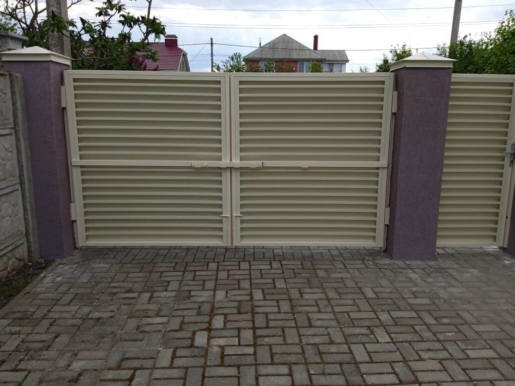 Забор-жалюзи с ламелями ЭКО-Z 10м RAL1015 Слоновая Кость фото 4 в Сургуте