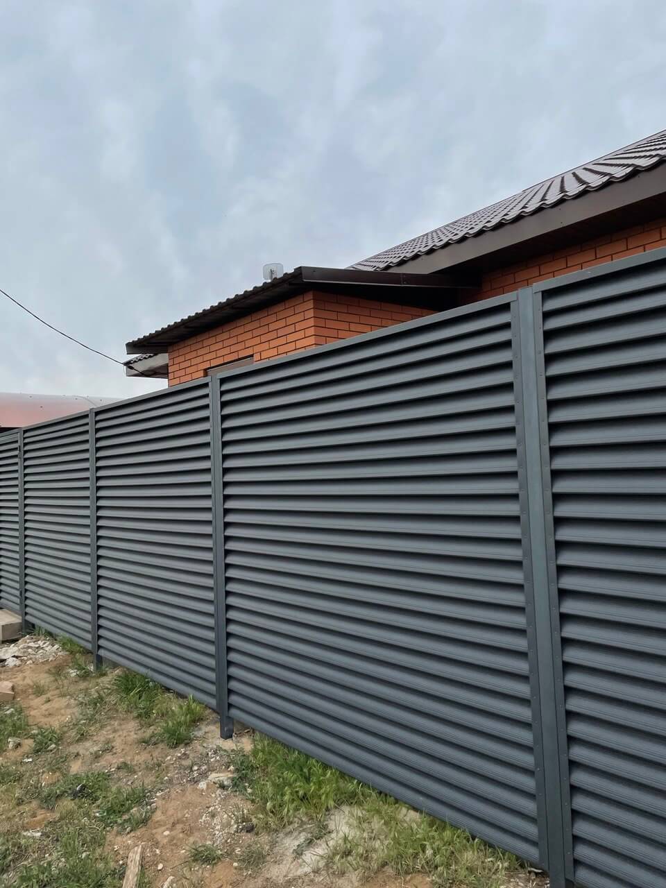 Забор из ламелей еврожалюзи 24м RAL7024 Серый Графит МАТТЕ в Сургуте