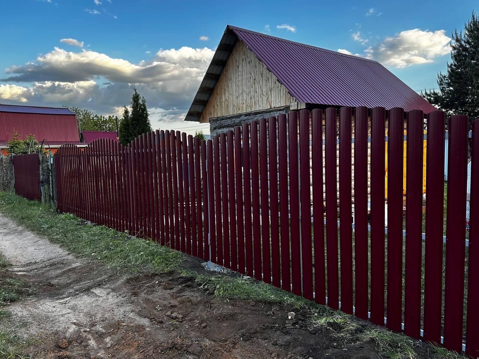 Забор из евроштакетника 28м RAL3005 Красное Вино фото 4 в Сургуте