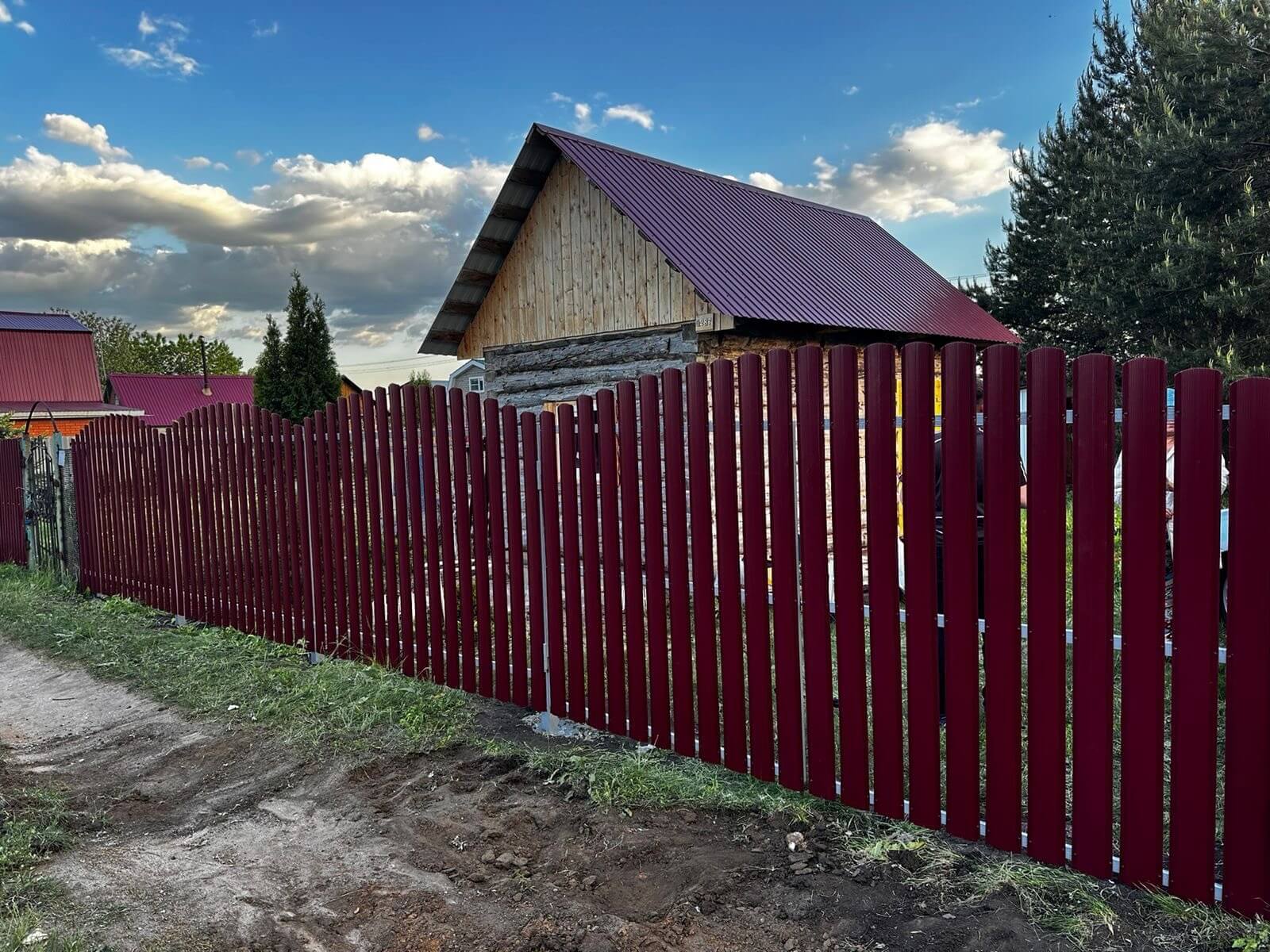 Забор из евроштакетника 28м RAL3005 Красное Вино фото 2 в Сургуте