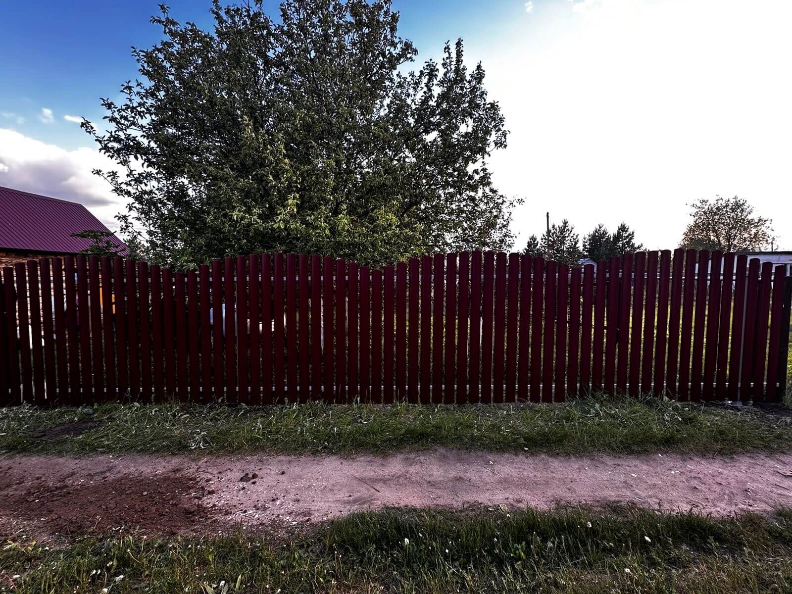 Забор из евроштакетника 28м RAL3005 Красное Вино фото 1 в Сургуте